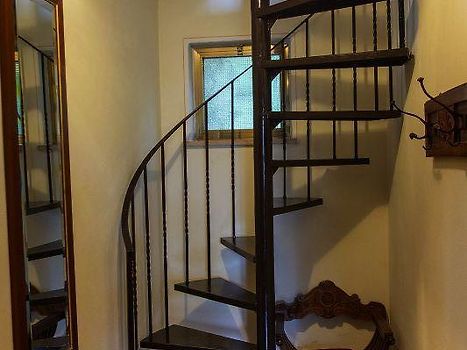 Enge schmale Metallwendeltreppe